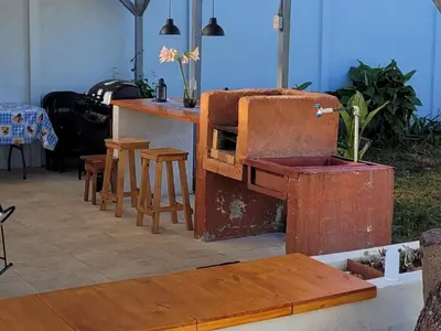 an old stove in a patio with a table and chairs at Casa Chayito in Santa María