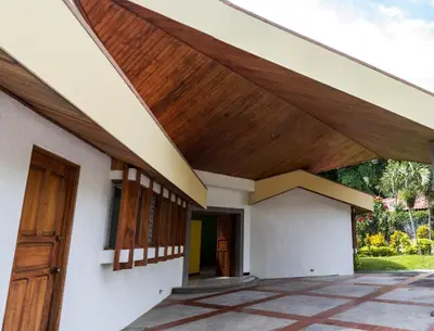 a wooden roof on a house with a porch at La Casa de Cariari Al Golf in Heredia