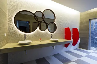a bathroom with two sinks and a large mirror at Hotel Villa Los Candiles in San José