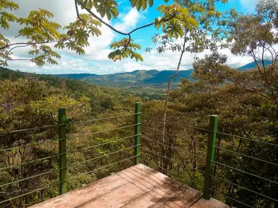 a boardwalk in the blue ridge mountains with a view at Cataratas Bijagua Lodge, incluye tour autoguiado Bijagua Waterfalls Hike in Bijagua