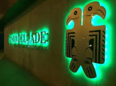a neon sign with a lizard on a wall at Hotel Quinta Avenida in San José