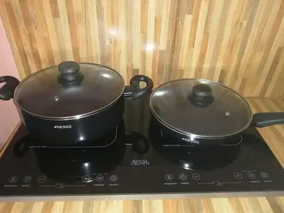 two pots sitting on top of a stove at Casa turtle Bogue in Tortuguero