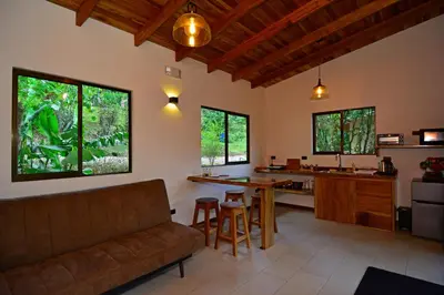 a living room with a couch and a table at Aves de Tierras Altas in Bijagua