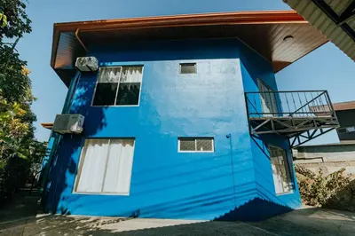a blue building with a balcony on it at Apartamentos Cristal in Quepos