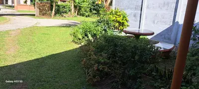 a garden with a bench and a table in a yard at Bijagua paradise Río Celeste in Bijagua