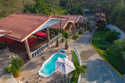 an overhead view of a swimming pool with an umbrella at Hotel Boutique Meraki in Caldera