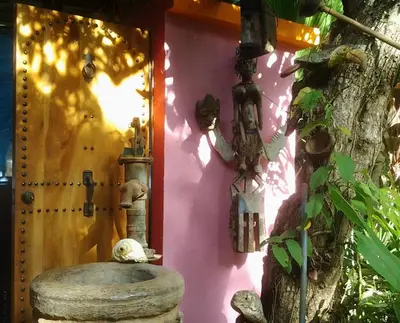 a room with a wall with a tree and a window at Fidelito Ranch & Lodge in Tambor