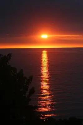 a sunset over the ocean with the sun setting at Plaza Royal Apartments in Santa Teresa Beach