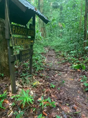 a sign in the middle of a trail in the woods at Paraisoverde-Corcovado Over Night in Drake