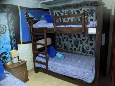 a room with two bunk beds in a room at Guesthouse Casa Lapa2 in Alajuela City