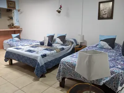 a room with two beds and a lamp in it at Guesthouse Casa Lapa2 in Alajuela City