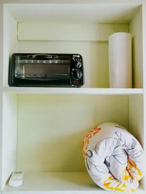 a toaster oven and a bowl in a kitchen at Wanderlust in Jacó