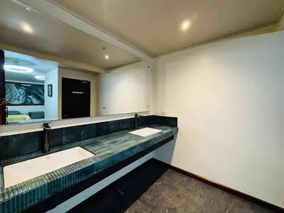 a bathroom with two sinks and a large mirror at Arenal Backpackers Resort in Fortuna