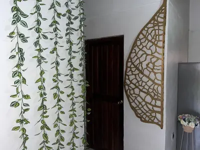 a curtain with a green leaf pattern on a door at Casa Hojas in Fortuna