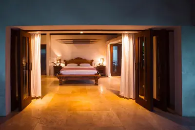 a bedroom with a bed in the middle of a room at Villa Numu in Mal País