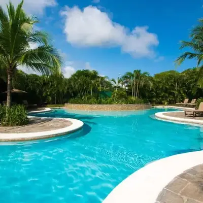 3rd-floor space with modern décor recently renovated viewing over pool in Coco