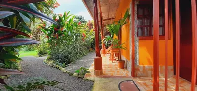 an outside view of a house with a garden at Jardin entre Montañas in Bijagua