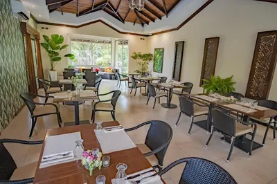 a restaurant with tables and chairs in a room at Hotel Lomas del Volcan in Fortuna