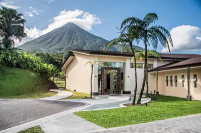 a house with a mountain in the background at Hotel Lomas del Volcan in Fortuna