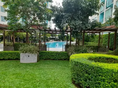 a garden with a swimming pool and a pergola at Lujoso condominio con lavadora y secadora, S. José in San José