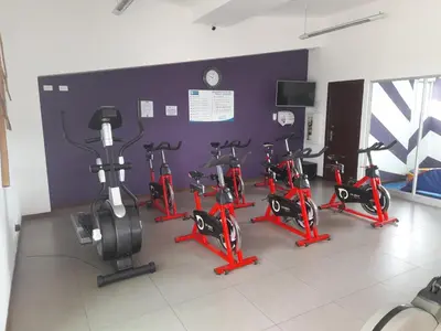 a bunch of exercise bikes in a room with a wall at Lujoso condominio con lavadora y secadora, S. José in San José