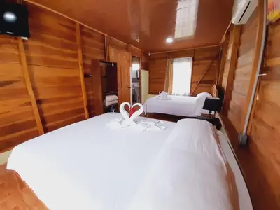 a bedroom with two beds with white sheets at Cabaña Rural Ave del Paraíso in Fortuna