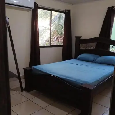 a bedroom with a bed and a window at Apartamento 2 habitaciones - Morpho CR in Tejar