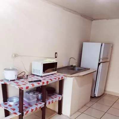 a small kitchen with a microwave and a refrigerator at Apartamento 2 habitaciones - Morpho CR in Tejar