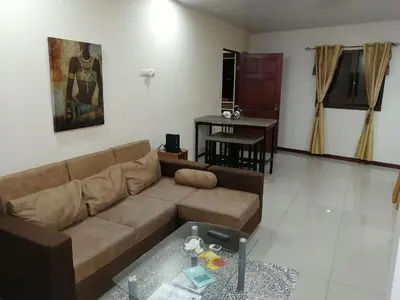 a living room with a couch and a table at Aptos Casa Caribe, habitaciones privadas en aptos compartidos & aptos completos con auto entrada in Puerto Limón