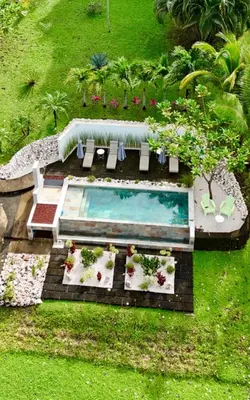 an overhead view of a swimming pool with chairs and tables at Baliyana Lodge in San José Pinilla