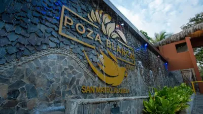 a sign on the side of a building at Hotel Poza Blanca Lodge in San Mateo