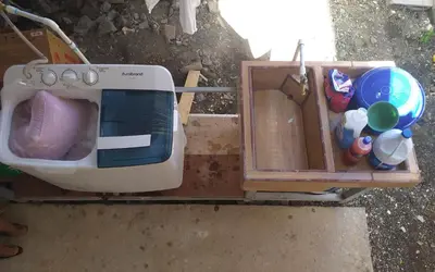 an old washing machine sitting next to a wooden box at Los Sueños RyG 3 in Quepos