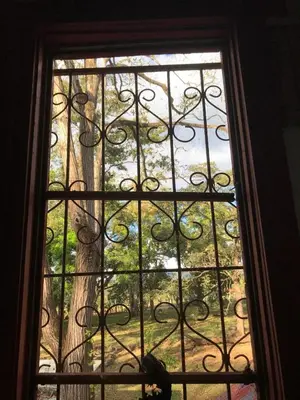 a window with a view of a tree at CASA TIPO QUINTA De ESPARCIMIENTO ANTIGUA TIPO VINTAG in Orotina