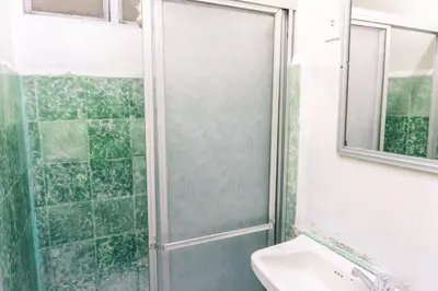 a bathroom with a shower and a sink at Cabinas EL PRADO in San Isidro