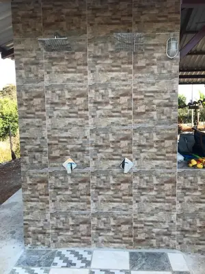 a shower with a stone wall at Quinta Don Noé in San Mateo