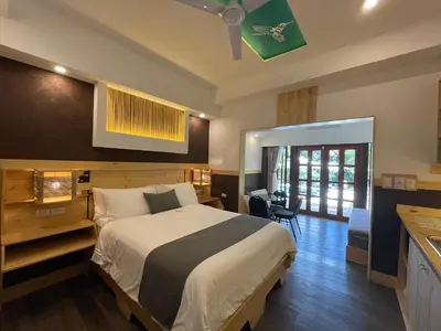 a bedroom with a large bed and a kitchen at ARANJUEZ LOFTS Santa Ana in Santa Ana