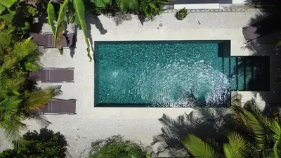 an overhead view of a swimming pool in a building at Lapislazuli House & Flats with shared Pool in Santa Teresa Beach