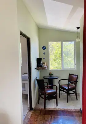 a room with a table and chairs and a window at Rinconcito Verde in Ujarrás