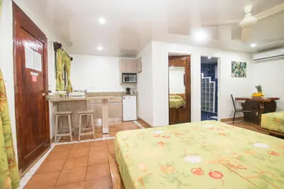 a large room with a bed and a kitchen at Hotel Verde Mar Direct Beach Access in Manuel Antonio