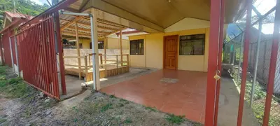 an outside view of a building with a porch at Casa con vista a valle de Dota y zona cafetalera in Santa María