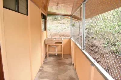 a view of the hallway of a tiny house at Casa con vista a valle de Dota y zona cafetalera in Santa María