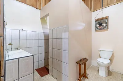 a bathroom with a toilet and a sink at Casa Lajas - Casa 1 - Hospedaje, Granja y Turismo Rural in Turrialba