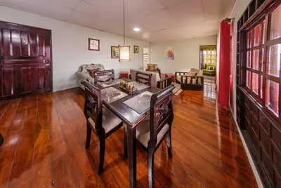 a dining room with a table and a couch at Delcafetalcr in San José