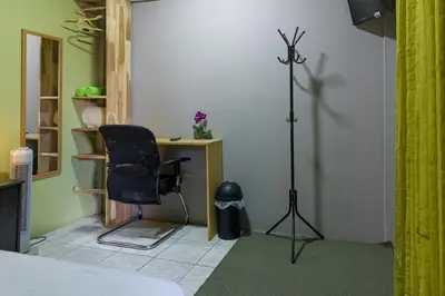 a room with a desk and a chair and a lamp at Delcafetalcr in San José