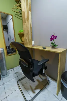 a black chair sitting in front of a desk at Delcafetalcr in San José