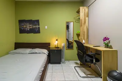 a bedroom with a bed and a desk and a chair at Delcafetalcr in San José
