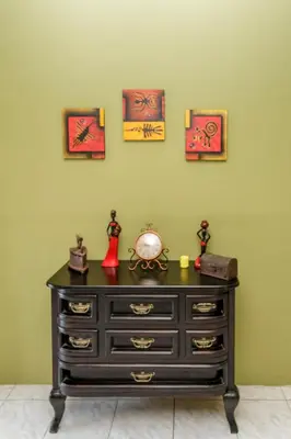a dresser in a room with a green wall at Delcafetalcr in San José