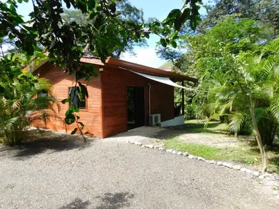 a small wooden house with a driveway at Villasjungle 2 in Sámara