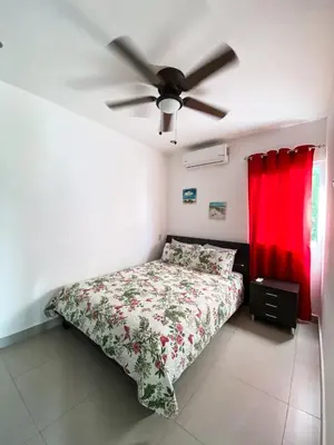 a bedroom with a bed and a ceiling fan at Hermoso Condominio en el Centro de Jaco Lapa Living in Jacó