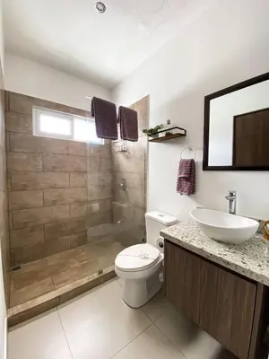 a bathroom with a toilet and a sink and a shower at Hermoso Condominio en el Centro de Jaco Lapa Living in Jacó